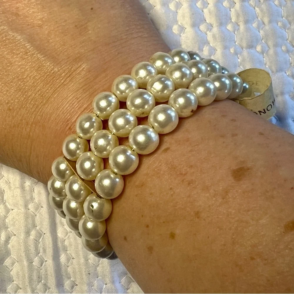 Pearl Cuff Bracelet. Faux. Elastic.